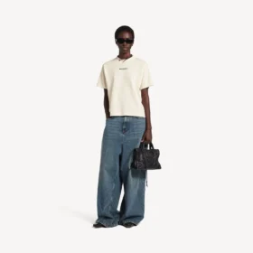 Balenciaga Damen-T-Shirt mit „Back“-Motiv in cremefarbener Ausführung und mittlerer Passform Balenciaga Damen-T-Shirt mit „Back“-Motiv in cremefarbener Ausführung und mittlerer Passform