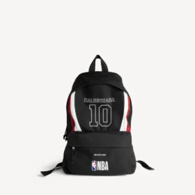 Balenciaga Herren | NBA Collaboration Explorer Rucksack in Schwarz/Weiß/Vermillonrot Balenciaga Herren | NBA Collaboration Explorer Rucksack in Schwarz/Weiß/Vermillonrot
