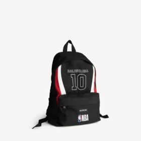 Balenciaga Herren | NBA Collaboration Explorer Rucksack in Schwarz/Weiß/Vermillonrot Balenciaga Herren | NBA Collaboration Explorer Rucksack in Schwarz/Weiß/Vermillonrot