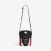 Balenciaga Herren | NBA-Kollaboration: Explorer-Umhängetasche in Schwarz/Weiß/Zinnoberrot Balenciaga Herren | NBA-Kollaboration: Explorer-Umhängetasche in Schwarz/Weiß/Zinnoberrot