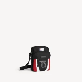 Balenciaga Herren | NBA-Kollaboration: Explorer-Umhängetasche in Schwarz/Weiß/Zinnoberrot Balenciaga Herren | NBA-Kollaboration: Explorer-Umhängetasche in Schwarz/Weiß/Zinnoberrot