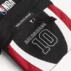 Balenciaga Herren | NBA-Kollaboration: Explorer-Umhängetasche in Schwarz/Weiß/Zinnoberrot Balenciaga Herren | NBA-Kollaboration: Explorer-Umhängetasche in Schwarz/Weiß/Zinnoberrot