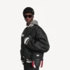 Balenciaga Herren | NBA-Kollaboration: Explorer-Umhängetasche in Schwarz/Weiß/Zinnoberrot Balenciaga Herren | NBA-Kollaboration: Explorer-Umhängetasche in Schwarz/Weiß/Zinnoberrot