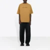 Balenciaga Herren-T-Shirt mit Rundhalsausschnitt, Alphabet-Print und kurzen Ärmeln, khaki, 620969TIV509605