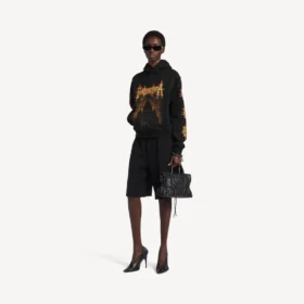 Balenciaga Sacra Cœur Hoodie für Damen in schwarzer Farbe mit mittlerer Passform Balenciaga Sacra Cœur Hoodie für Damen in schwarzer Farbe mit mittlerer Passform