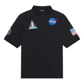 Balenciaga x NASA Crossover FW21 Herren-Poloshirt aus Baumwolle mit Weltraum-Print, einfarbig, schwarz 662493TKVG11070 Balenciaga x NASA Crossover FW21 Herren-Poloshirt aus Baumwolle mit Weltraum-Print, einfarbig, schwarz 662493TKVG11070