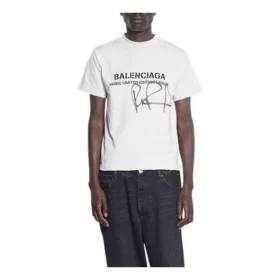 Balenciaga x RuPaul gemeinsam signiertes FW21-Shirt mit Buchstabenprint und rundem Kragen, Herren, Weiß 670943TLV579057 Balenciaga x RuPaul gemeinsam signiertes FW21-Shirt mit Buchstabenprint und rundem Kragen, Herren, Weiß 670943TLV579057
