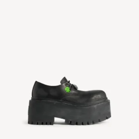 Damen-Derby-Schuhe „Strike“ mit Plateau und Anhängern in Schwarz/Mehrfarbig Damen-Derby-Schuhe „Strike“ mit Plateau und Anhängern in Schwarz/Mehrfarbig