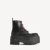 Damen-Plateau-Stiefeletten „Strike“ mit Anhängern in Schwarz/Mehrfarbig