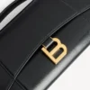 Damen-Pochette in Hourglass-Form mit Kette  in Schwarz
