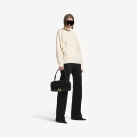 Damen-Pullover mit hohem Kragen, von hinten nach vorne getragen, in Off-White Damen-Pullover mit hohem Kragen, von hinten nach vorne getragen, in Off-White