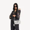 Damen-Rodeo-Sling-Pochette mit Strasssteinen in Rauchgrau Damen-Rodeo-Sling-Pochette mit Strasssteinen in Rauchgrau