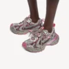 Damen-Sneaker 3XL mit Farbverlauf und Anhängern in Grau/Rosa Damen-Sneaker 3XL mit Farbverlauf und Anhängern in Grau/Rosa