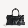 Damen-Tasche „Le City“ mit rundem Spiegel-Anhänger in Schwarz Damen-Tasche „Le City“ mit rundem Spiegel-Anhänger in Schwarz