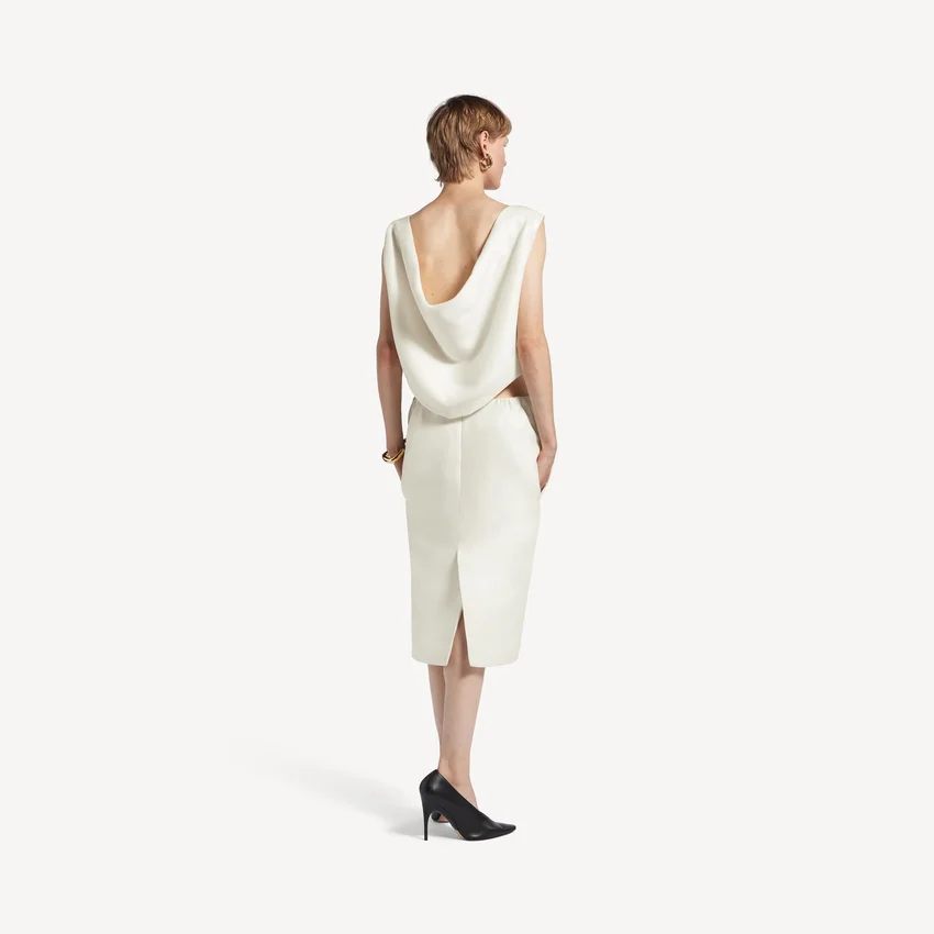 Damenkleid mit drapiertem Rücken und Schleife in Elfenbein Damenkleid mit drapiertem Rücken und Schleife in Elfenbein