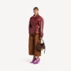 Gefalteter kurzer Trenchcoat für Damen in Burgunderrot Gefalteter kurzer Trenchcoat für Damen in Burgunderrot