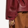 Gefalteter kurzer Trenchcoat für Damen in Burgunderrot Gefalteter kurzer Trenchcoat für Damen in Burgunderrot