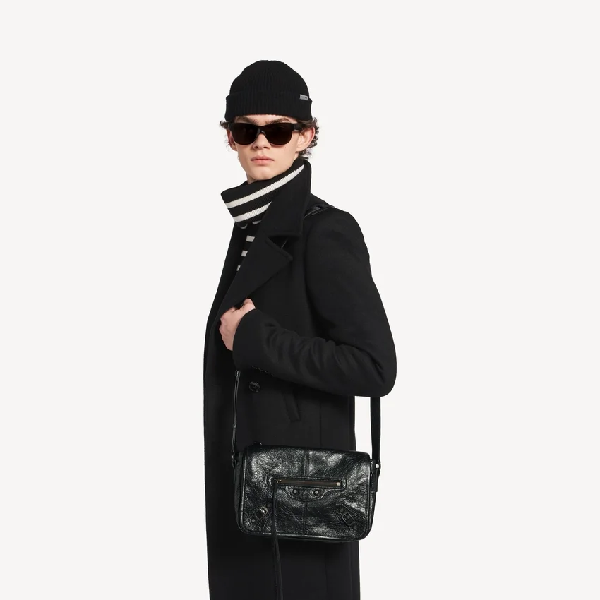 Herren-Messengertasche „Le City“ mit Klappe, klein, in Schwarz Herren-Messengertasche „Le City“ mit Klappe, klein, in Schwarz