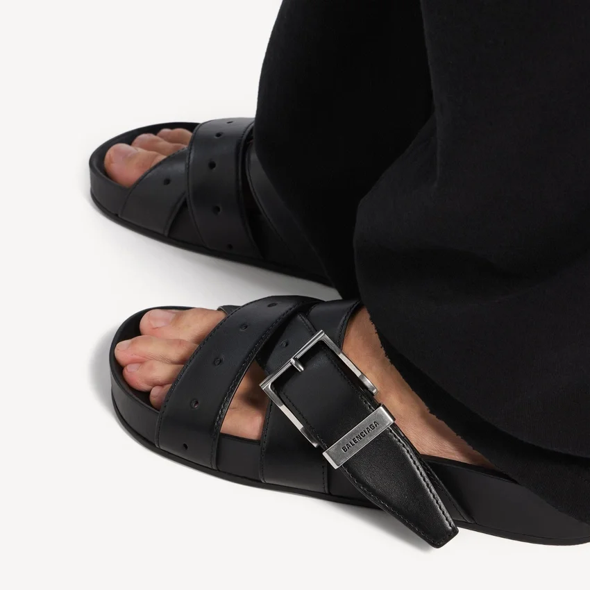 Herren-Pantoletten mit Gürtel in Schwarz Herren-Pantoletten mit Gürtel in Schwarz