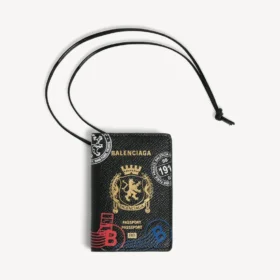 Herren-Reisepass-Kartenetui mit Anhänger in Schwarz/Mehrfarbig
