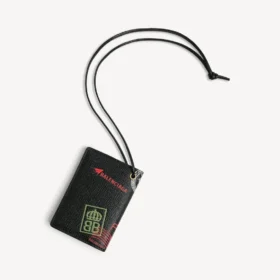 Herren-Reisepass-Kartenetui mit Anhänger in Schwarz/Mehrfarbig