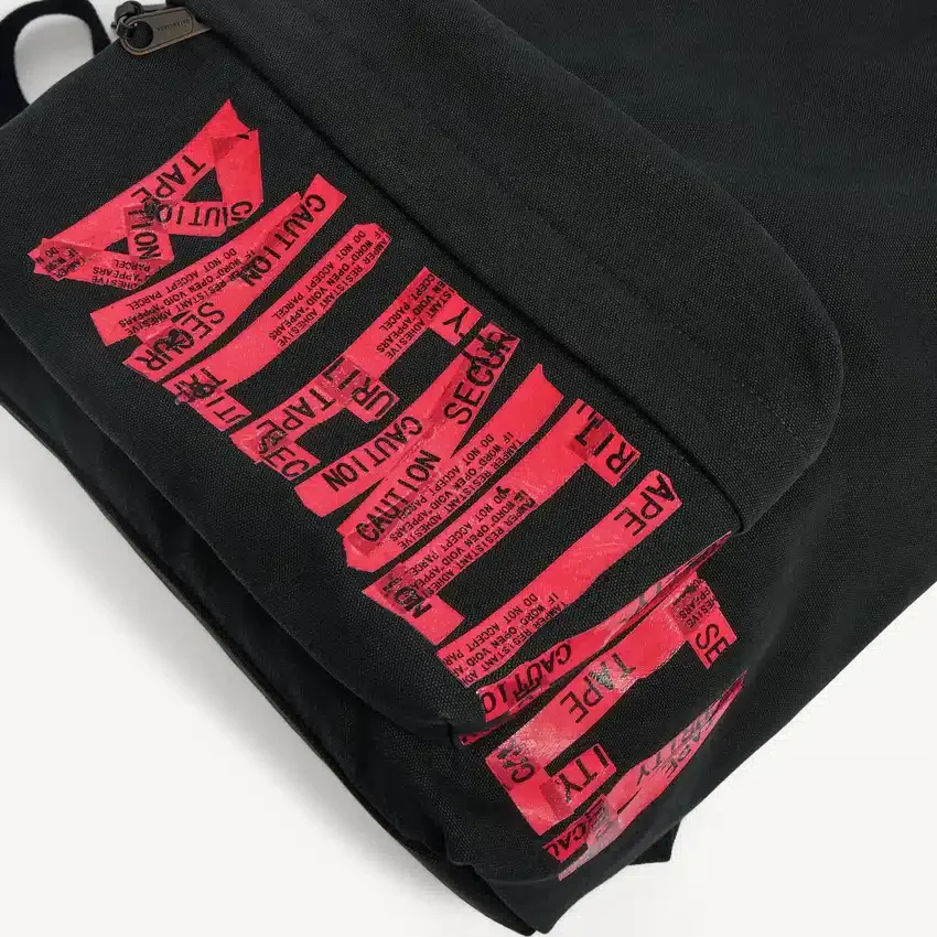 Herren-Rucksack mit Tape Type in Schwarz/Rot Herren-Rucksack mit Tape Type in Schwarz/Rot