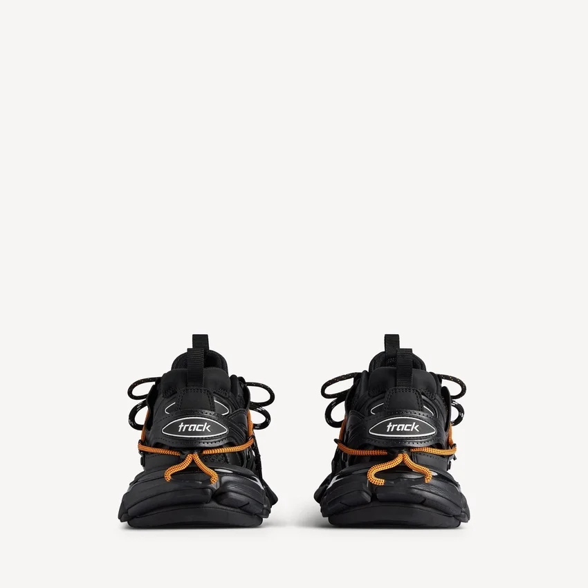 Herren-Sneaker mit Schnürung im Track-Trail-Stil in Schwarz/Orange Herren-Sneaker mit Schnürung im Track-Trail-Stil in Schwarz/Orange