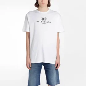 Herren-T-Shirt von Balenciaga mit Logo-Print, Rundhalsausschnitt und kurzen Ärmeln, weiß 556150TYK239000 Herren-T-Shirt von Balenciaga mit Logo-Print, Rundhalsausschnitt und kurzen Ärmeln, weiß 556150TYK239000