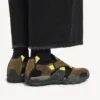 Herren-Wandersandale als Sneaker in Taupe/Schwarz/Neongelb Herren-Wandersandale als Sneaker in Taupe/Schwarz/Neongelb