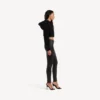 Kürzer Techwear-Hoodie mit Reißverschluss für Damen in Schwarz Kürzer Techwear-Hoodie mit Reißverschluss für Damen in Schwarz