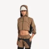 Kürzliche Techwear-Jacke für Damen in Camel Kürzliche Techwear-Jacke für Damen in Camel