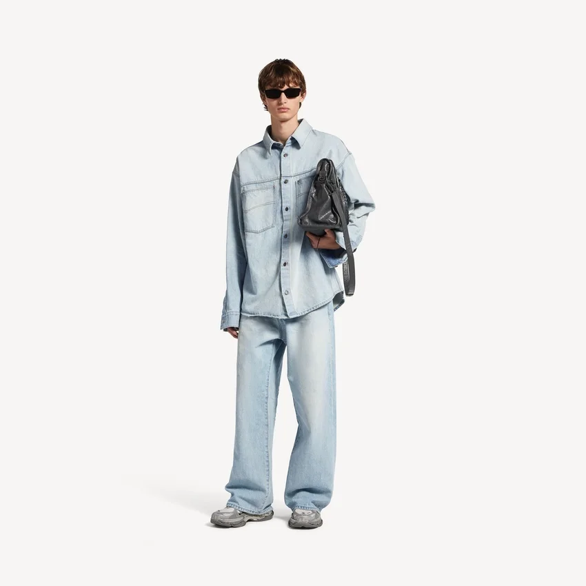 Langärmliges Herren-Denim-Hemd in Hellblau Langärmliges Herren-Denim-Hemd in Hellblau