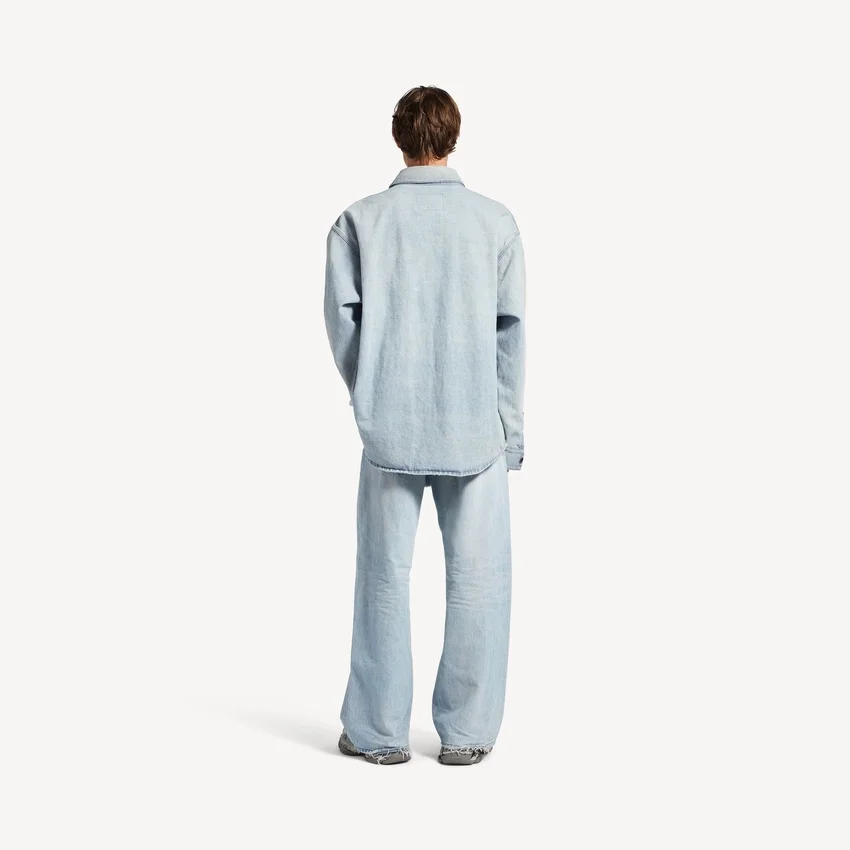 Langärmliges Herren-Denim-Hemd in Hellblau Langärmliges Herren-Denim-Hemd in Hellblau