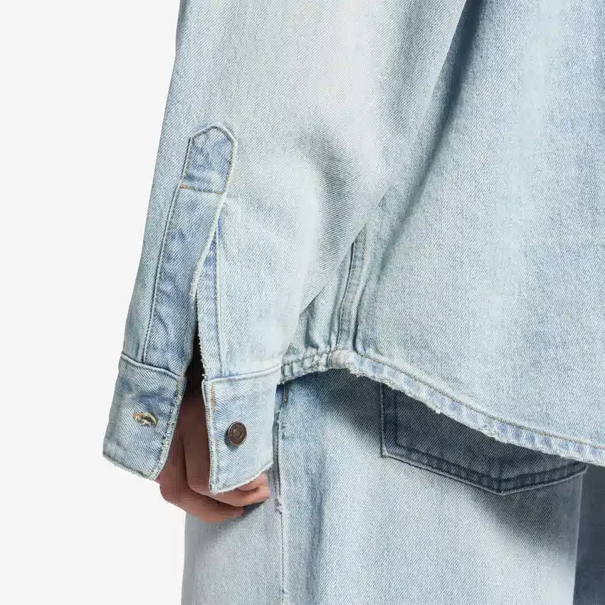 Langärmliges Herren-Denim-Hemd in Hellblau Langärmliges Herren-Denim-Hemd in Hellblau