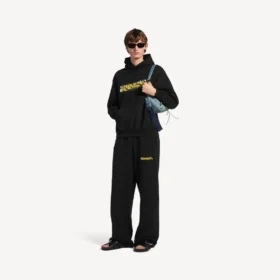 Lässige, weite Herren-Jogginghose in Schwarz mit Sprühgrafik Lässige, weite Herren-Jogginghose in Schwarz mit Sprühgrafik