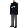 Rollkragenpullover aus gebürsteter Baumwolle mit Scribble-Logo „Navy“ 625935T31828065