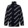 Rollkragenpullover mit All-Over-Logo „Black White“ 621018T15674177