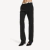 Schlanke, taillierte Damenhose in Schwarz Schlanke, taillierte Damenhose in Schwarz